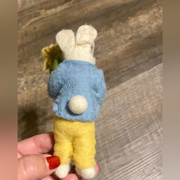 Gry & Sif Wool Bunny Bowtie & Flower Grey Sheep with Green Jacket Egg Fair Trade - Picture 3 of 11